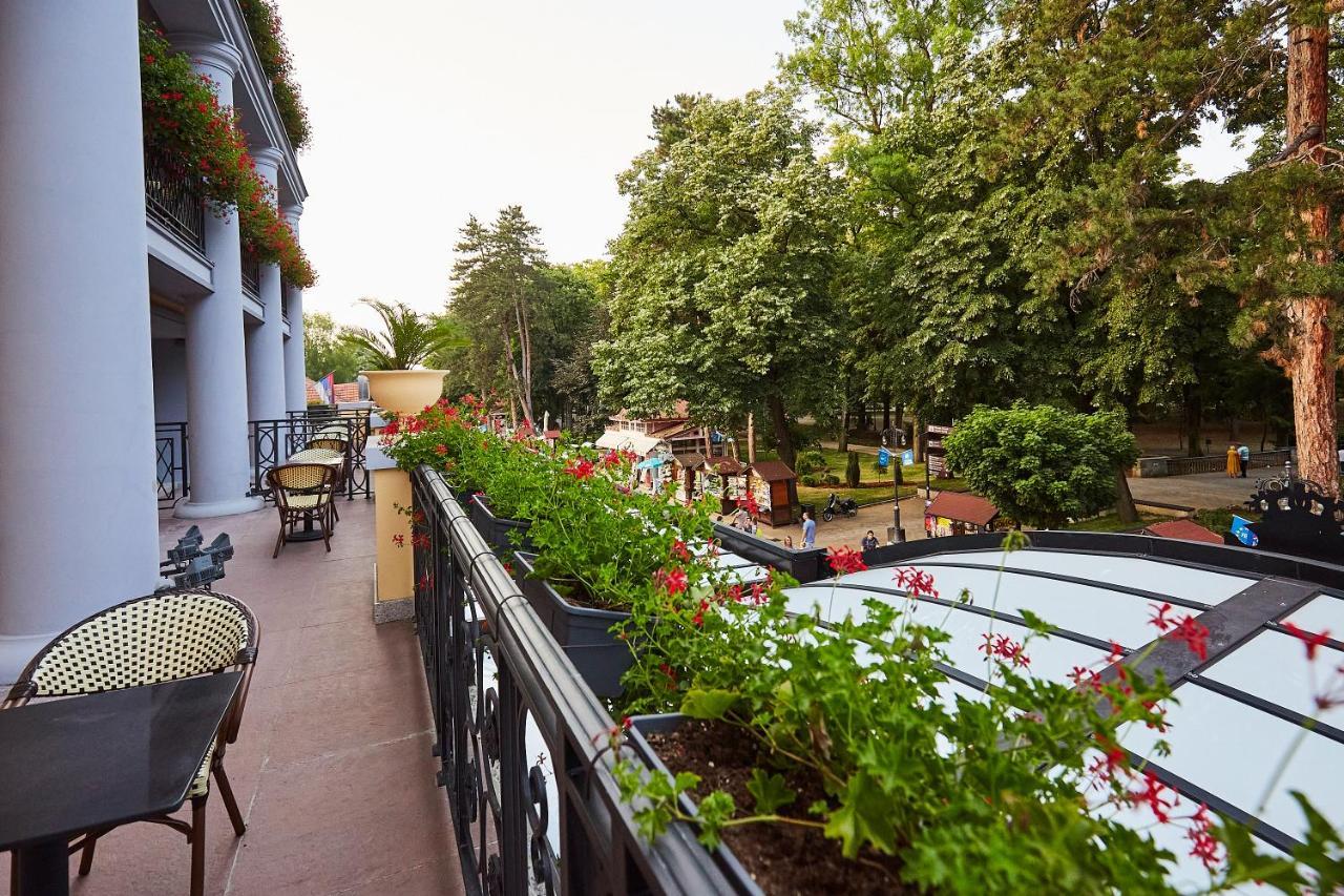 A Hoteli - Hotel Park วรินรัชกา บานยา ภายนอก รูปภาพ The hotel's terrace