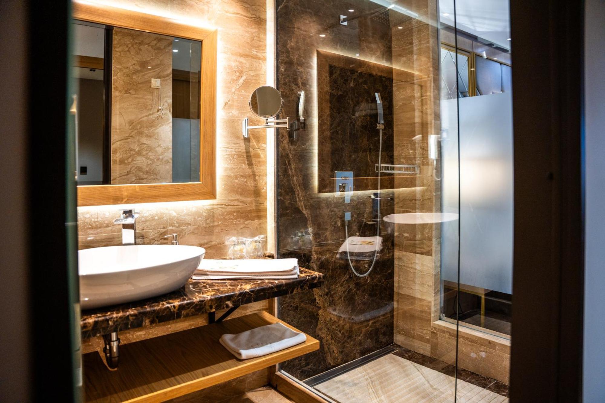 A Hoteli - Hotel Park วรินรัชกา บานยา ภายนอก รูปภาพ A bathroom in a hotel