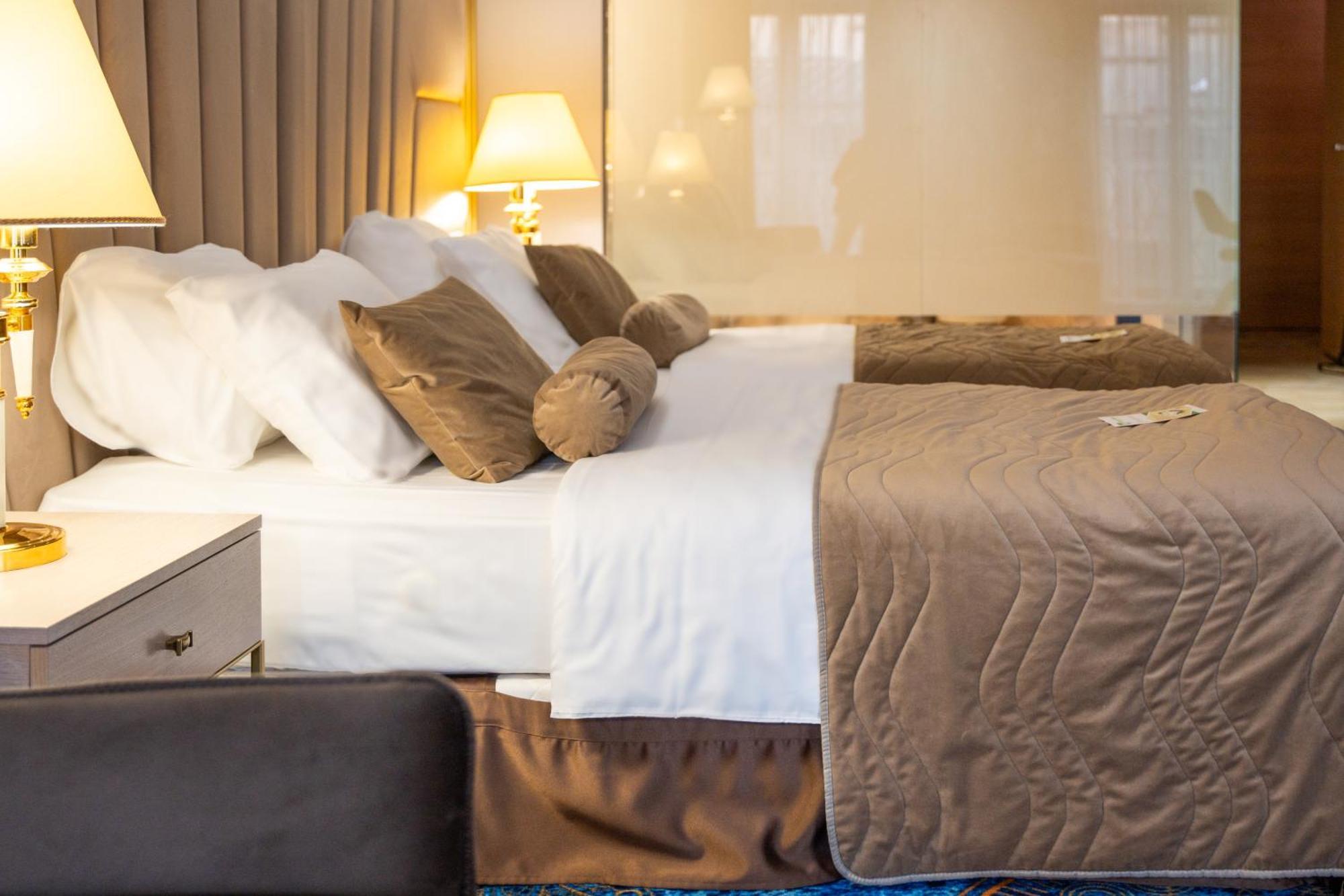 A Hoteli - Hotel Park วรินรัชกา บานยา ห้อง รูปภาพ A bed with a bed skirt